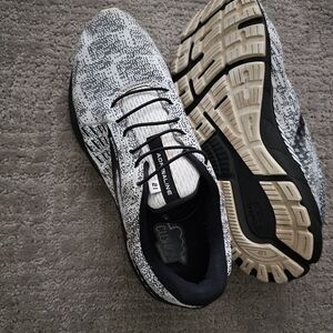 Brooks  mens Adrenaline 21 size 12.5 black white with speed laces